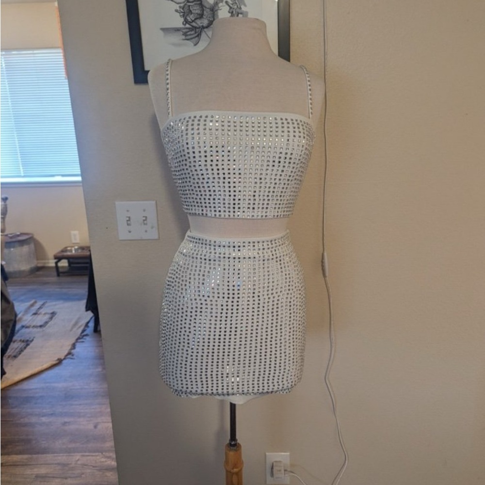 Windsor Elegant White Garment